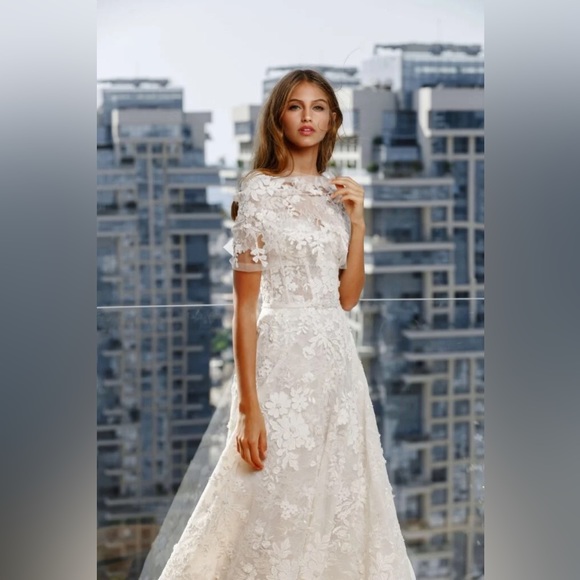 Mira Zwillinger Excellent Condition Wedding Gown - Picture 12 of 13